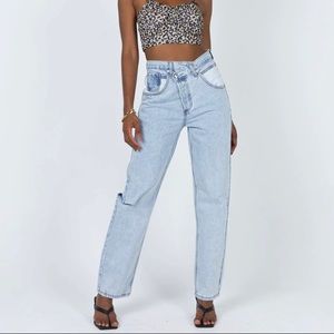 HOLLY ASYMMETRIC WITH WHITE POCKETS JEAN LIGHT WASH DENIM